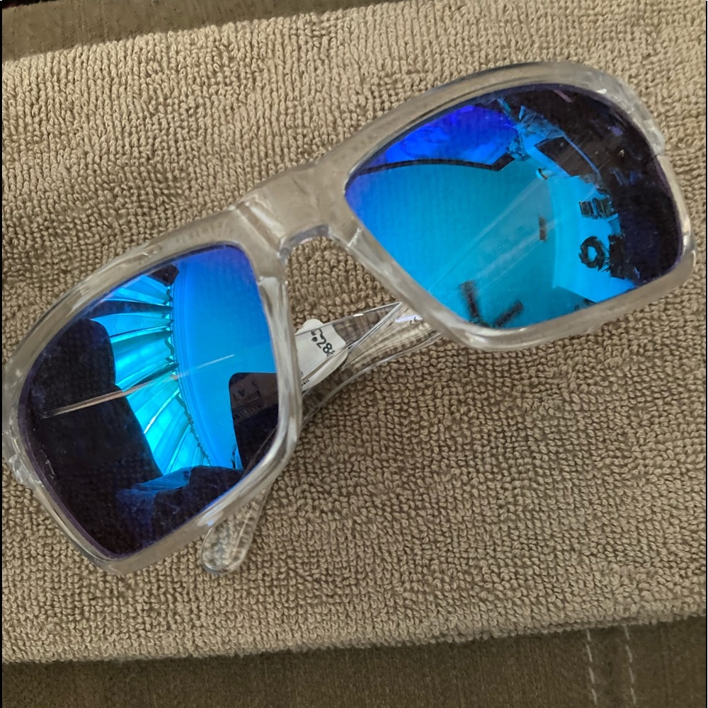 Brand new blue mirrored sunglasses NWT